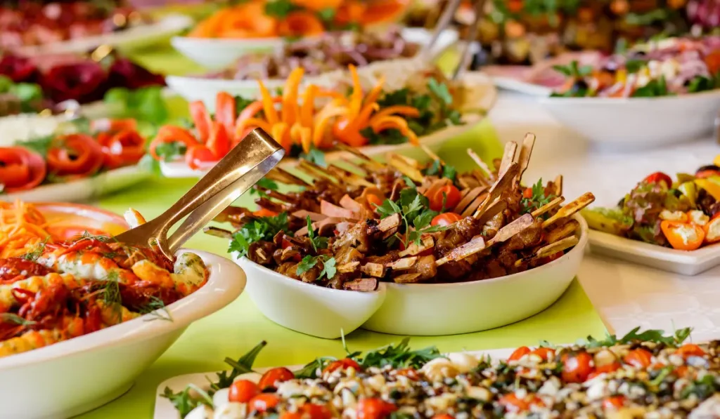 מגוון עשיר של סלטים ותבשילים – בופה חגיגי לאירוסין