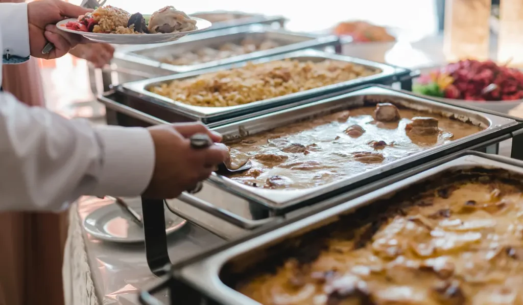 מזנון אוכל כשר למהדרין – מנות חמות בהשגחה מוקפדת לאירועים