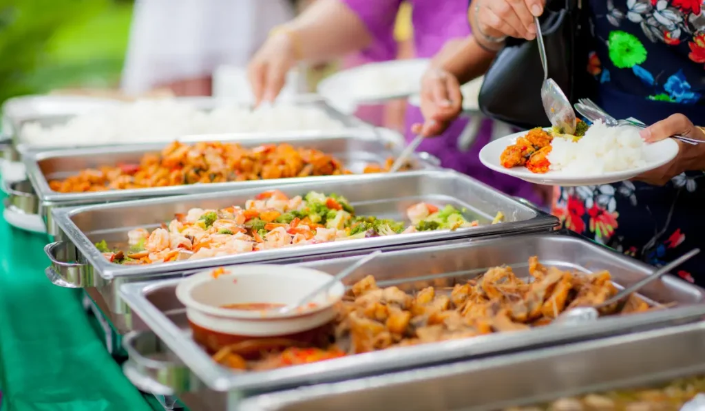 בחירת קייטרינג לאירוע משפחתי – הגשה עצמית ותפריט מגוון לאורחים