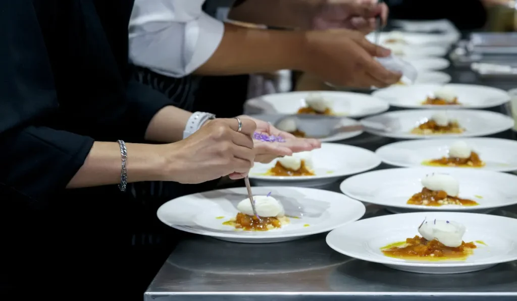 הכנת מנות גורמה לאירוע – תכנון והגשה מדויקת של תפריט קייטרינג